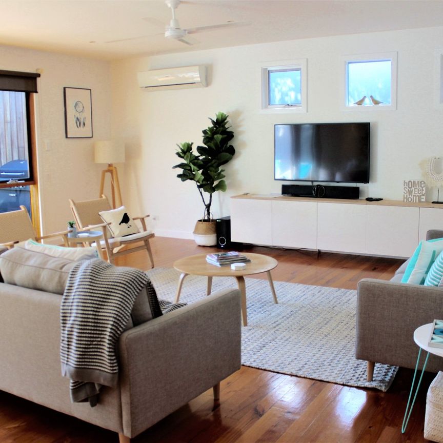 Beautifully Renovated Coastal Retreat – Fully Furnished - Photo 1