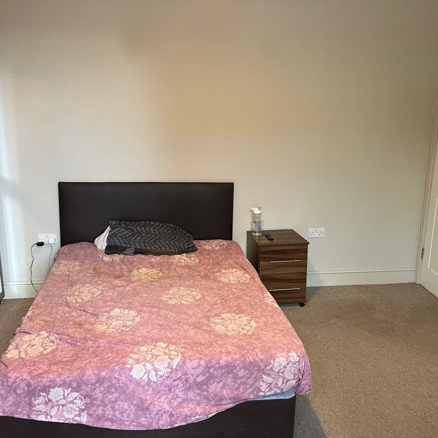 1 bed house / flat share to rent in South Street - Photo 1