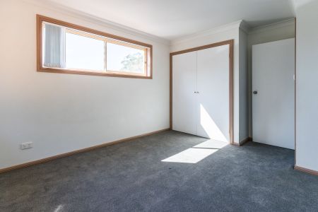 Large family home within walking distance to the water's edge - Photo 3