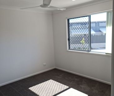 3 BEDROOM 2 BATH TOWNHOUSE WITH DUCTED AIR - Photo 5