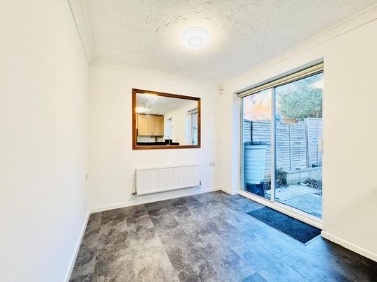 1 bedroom in a house share to rent - Photo 1