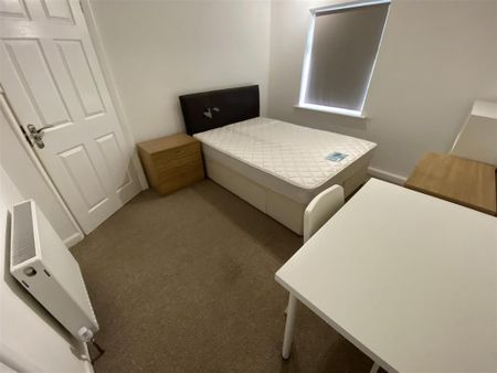 4 bedroom end of terrace house to rent - Photo 2