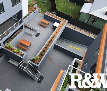 MODERN 2 BEDROOM ON FIRST FLOOR WITH LIFT ACCESS - Photo 3