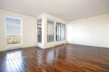 Le 400 Sherbrooke Ouest is located a few steps away from Montreal's Quartier des Spectacles. - Photo 5