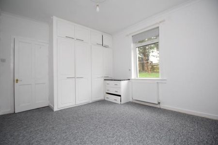 2 bedroom ground floor flat to rent - Photo 2