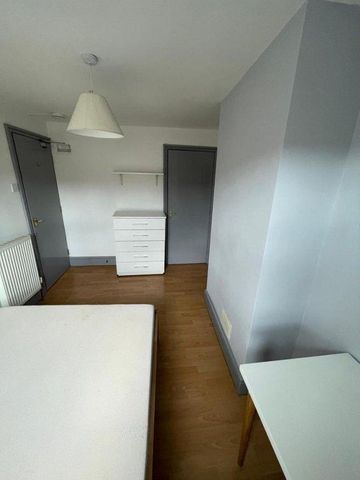 4 bedroom flat to rent - Photo 3