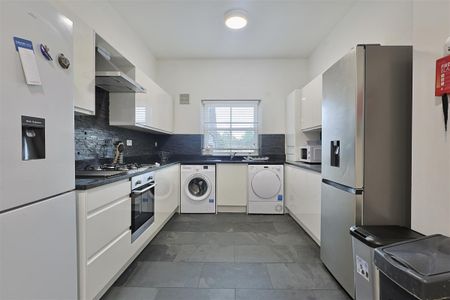 4 bedroom Student Flat to rent in Graingerville South, Westgate Road, Newcastle Upon Tyne - Photo 3