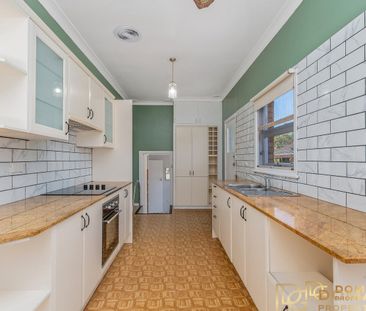 Charming Beachside Family Home in Convenient Location - Photo 4