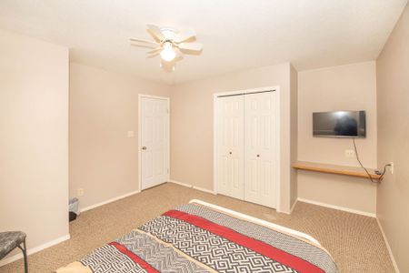 Rent-A-Room in this Roomy 8 Bed Home! Based On Double Occupancy. - Photo 4