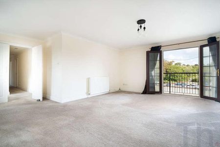 Newport, Isle Of Wight, PO30 - Photo 2