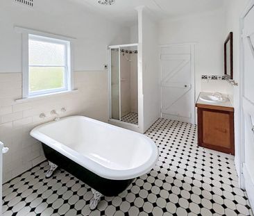 Large 2 Bedroom Home - Photo 5