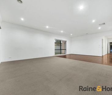 Spacious 4-Bedroom Family Home in Cranbourne East - Photo 1