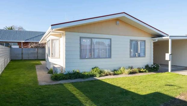 Charming 2BR Townhouse in Feilding - Photo 1