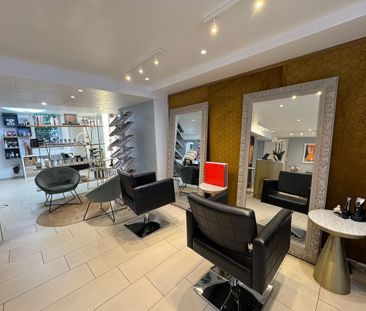 DEIN NEUER ARBEITSPLATZ ALS EIGENSTÄNDIGE/R HAIRDRESSER - Photo 1
