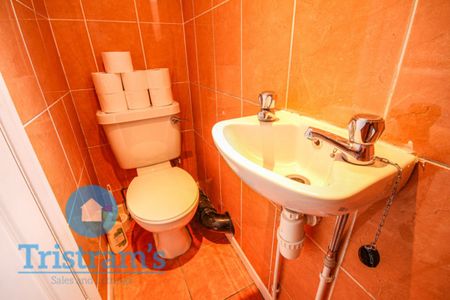 References Pending - 4 bed Semi-Detached House - Photo 4