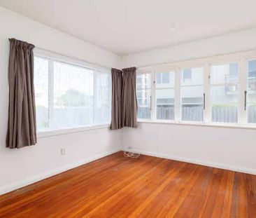 Three Bedroom Home On Keppel Street! - Photo 3