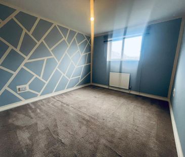 3 bedroom end of terrace house to rent - Photo 2