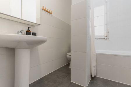 Room with a balcony in Redondilla Street - Photo 4