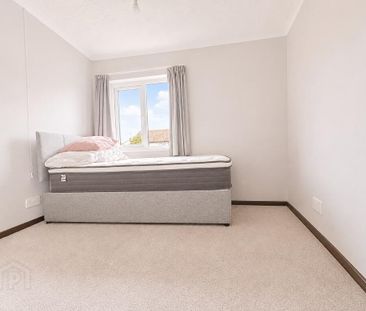 14 Elmwood Park, Carrickfergus, BT38 8DT - Photo 3