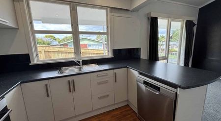 Four bedroom home in Virginia Heights - Photo 4