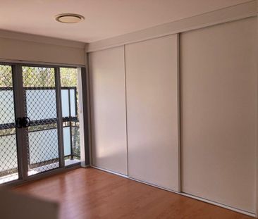 Spacious&comma; Modern Townhouse - Photo 5