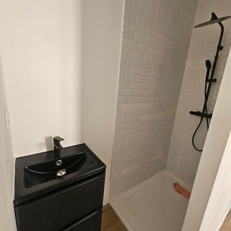 NIMES - APPARTEMENT T2 DE 25.27M2 ENTIEREMENT RENOVE, - Photo 1
