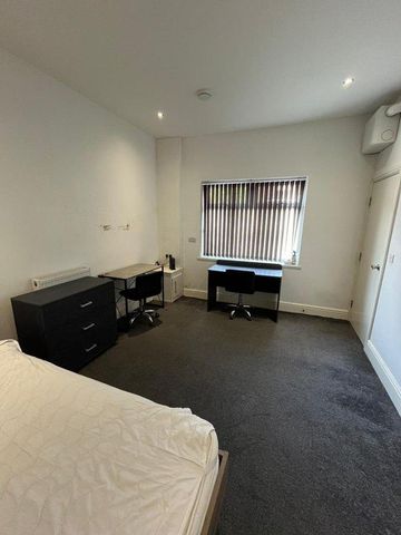 6 bedroom flat to rent - Photo 2