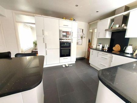 3 bedroom semi-detached bungalow to rent - Photo 3