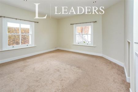 3 bedroom townhouse to rent The Walk, Winslow, Buckingham, Buckinghamshire, MK18 - Photo 2