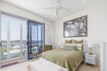 Top-Floor Waterfront Penthouse with Marina & Hinterland Views - Anchorage Apartments, Hope Island - Photo 3