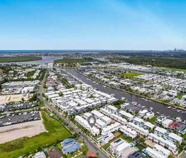 Luxury Townhouse Living in Hope Island - Photo 4