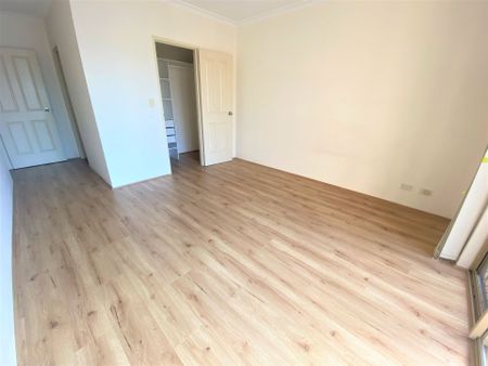 Spacious Two Bedroom Apartment - Photo 3