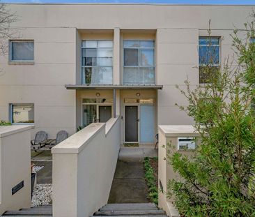 Spacious and Light-Filled Townhouse - Photo 3