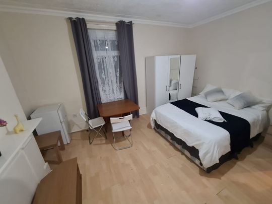 Studio Flat, Stanley Gardens, NW2 - Photo 1