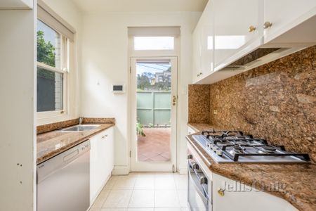 1/1B Ormsby Grove, Toorak - Photo 2