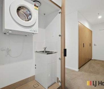 3 Bedroom Unit with Style, Space and Skyline Views - Photo 1