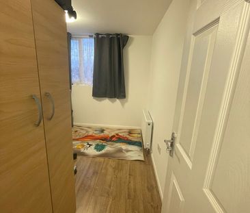 Room in a Shared House, London, E13 - Photo 5