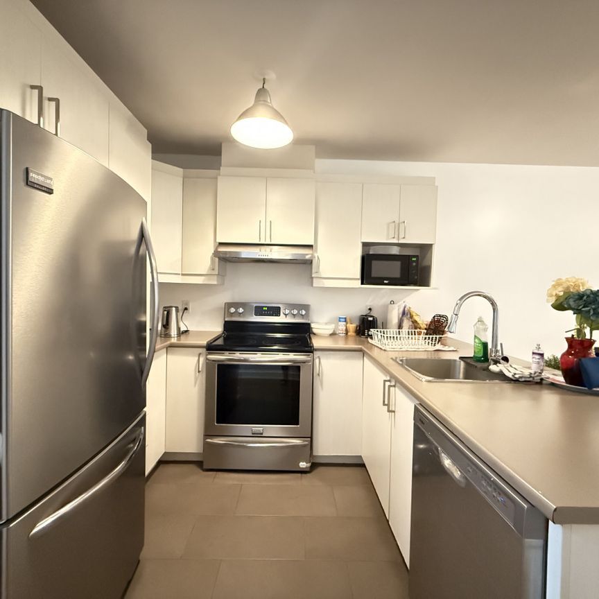 Condo moderne de 2 chambres, entièrement meublé, alliant confort et fonctionnalité. - Photo 1