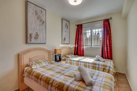 Townhouse in Calahonda - Photo 2