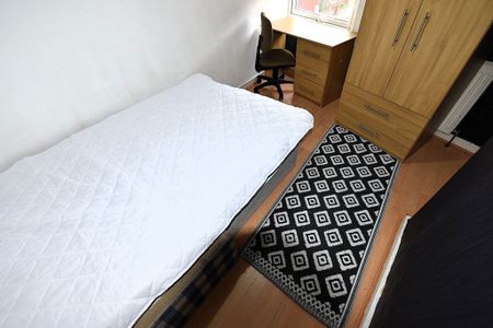 4 bedroom House in Thornville Street, Leeds - Photo 5