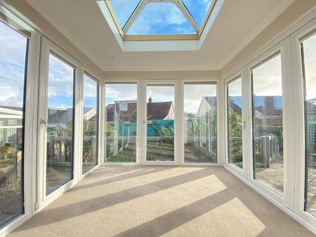 3 bedroom link detached house to rent - Photo 3