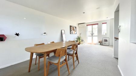 Convenient Glen Eden Living – 3 Bed Townhouse with Garage - Photo 3