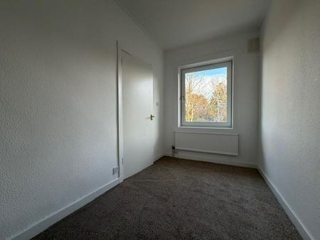 3 bedroom flat to rent - Photo 4