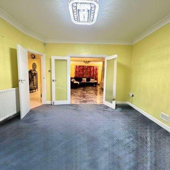 Hillingdon Hill, Uxbridge, UB10 - Photo 1