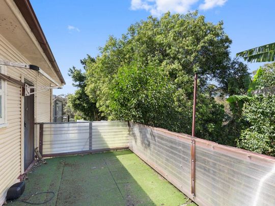 LOCATION, LOCATION! - Photo 1