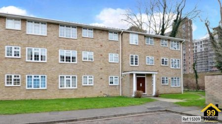 3 bed Flat in Swallow close Staines, Staines-upon-Thames, TW18 4RS - Photo 3