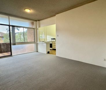 Spacious 2 Bedroom Unit with Garage in Convenient Location - Photo 5