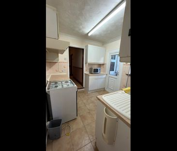 Room in a Shared Flat, Pemdevon Road, CR0 - Photo 4