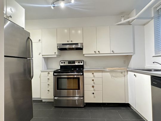 MÉTRO EDOUARD-MONPETIT: Grand logement de deux chambres fermées offert en location semi-meublé avec chauffage et eau chaude INCLUS. - Photo 1