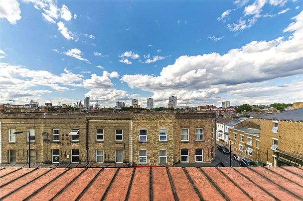 A recently refurbished 1 bedroom apartment on Battersea Park Road. - Photo 1